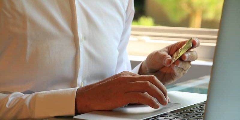 Cuando iniciamos nuestro proyecto con un e-commerce hay que tomar una serie de decisiones importantes y quizá la principal es elegir el CMS, sobre qué plataforma lo vamos a crear. Esto es algo que condicionará nuestra forma de trabajar y por eso, aunque en un principio nos cueste más lo mejor es contactar con una empresa como yapiko.com para que nos haga un desarrollo a medida, el cual tiene una gran cantidad de ventajas sobre un CMS como Magento o WooCommerce sin modificar. Se optimiza para SEO Los CMS que se usan para tiendas online a veces no son lo mejor para SEO, y de hecho en ocasiones pueden acarrear pesadillas a las personas que se dedican a optimizar la tienda con el fin de que aparezca en los buscadores. Tiempos de carga demasiado largos, URL complejas, no poder personalizar las categorías, etc., son algunos de los problemas que vamos a encontrar cuando nuestro e-commerce no está hecho a medida. Además, no hay que olvidar que estos gestores de contenido para tiendas se hacen de una manera “general”, mientras que de cara al SEO no hay dos sectores iguales. Esto significa que para un sector un CMS puede no ser demasiado malo de cara a la optimización en buscadores, mientras que para otro puede ser un desastre. Se puede integrar con sistemas como los CRM o ERP Es imprescindible que las tiendas online estén automatizadas, de forma que se deben poder comunicar con sistemas como los CRM, que se encargan de realizar acciones de publicidad con los clientes. También con un ERP que es el que, entre otras cosas, hace que el stock siempre esté actualizado impidiendo a un cliente pedir un producto del que no hay stock. Estas “integraciones” a veces no son sencillas cuando la tienda se hace con un CMS estándar. Hay plugins para hacer esta integración, pero hay muchos CRM y ERP distintos y no siempre funcionan. Si el e-commerce está hecho a medida las integraciones son sencillas, pues se ha diseñado pensando en ellas. Uso del software libre Las soluciones a medida en el comercio en línea se suelen crear modificando el software libre que ya existe, algo que permite que cualquier agencia pueda hacer cambios si decidimos que sea otra la que los realice. Toda la documentación está en Internet y las modificaciones son sencillas para un profesional. Además, tendremos que pagar las horas del desarrollador, pero no licencias al ser programas libres. Diseño personalizado Al igual que una tienda física debe tener un buen escaparate que atraiga la atención, una por internet tiene que presentar un diseño atractivo y sobre todo que deje que la compra sea algo muy fácil. Un comercio electrónico a medida permite crear el diseño que nos haga falta, el cual irá muy ligado al sector de la tienda y a la usabilidad, para que hasta la persona que menos sepa de Internet sea capaz de meter el producto en el carro de la compra y hacer el pago con la menor cantidad de clic posibles.