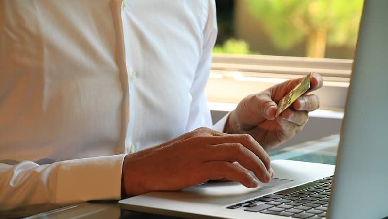 Cuando iniciamos nuestro proyecto con un e-commerce hay que tomar una serie de decisiones importantes y quizá la principal es elegir el CMS, sobre qué plataforma lo vamos a crear. Esto es algo que condicionará nuestra forma de trabajar y por eso, aunque en un principio nos cueste más lo mejor es contactar con una empresa como yapiko.com para que nos haga un desarrollo a medida, el cual tiene una gran cantidad de ventajas sobre un CMS como Magento o WooCommerce sin modificar. Se optimiza para SEO Los CMS que se usan para tiendas online a veces no son lo mejor para SEO, y de hecho en ocasiones pueden acarrear pesadillas a las personas que se dedican a optimizar la tienda con el fin de que aparezca en los buscadores. Tiempos de carga demasiado largos, URL complejas, no poder personalizar las categorías, etc., son algunos de los problemas que vamos a encontrar cuando nuestro e-commerce no está hecho a medida. Además, no hay que olvidar que estos gestores de contenido para tiendas se hacen de una manera “general”, mientras que de cara al SEO no hay dos sectores iguales. Esto significa que para un sector un CMS puede no ser demasiado malo de cara a la optimización en buscadores, mientras que para otro puede ser un desastre. Se puede integrar con sistemas como los CRM o ERP Es imprescindible que las tiendas online estén automatizadas, de forma que se deben poder comunicar con sistemas como los CRM, que se encargan de realizar acciones de publicidad con los clientes. También con un ERP que es el que, entre otras cosas, hace que el stock siempre esté actualizado impidiendo a un cliente pedir un producto del que no hay stock. Estas “integraciones” a veces no son sencillas cuando la tienda se hace con un CMS estándar. Hay plugins para hacer esta integración, pero hay muchos CRM y ERP distintos y no siempre funcionan. Si el e-commerce está hecho a medida las integraciones son sencillas, pues se ha diseñado pensando en ellas. Uso del software libre Las soluciones a medida en el comercio en línea se suelen crear modificando el software libre que ya existe, algo que permite que cualquier agencia pueda hacer cambios si decidimos que sea otra la que los realice. Toda la documentación está en Internet y las modificaciones son sencillas para un profesional. Además, tendremos que pagar las horas del desarrollador, pero no licencias al ser programas libres. Diseño personalizado Al igual que una tienda física debe tener un buen escaparate que atraiga la atención, una por internet tiene que presentar un diseño atractivo y sobre todo que deje que la compra sea algo muy fácil. Un comercio electrónico a medida permite crear el diseño que nos haga falta, el cual irá muy ligado al sector de la tienda y a la usabilidad, para que hasta la persona que menos sepa de Internet sea capaz de meter el producto en el carro de la compra y hacer el pago con la menor cantidad de clic posibles.
